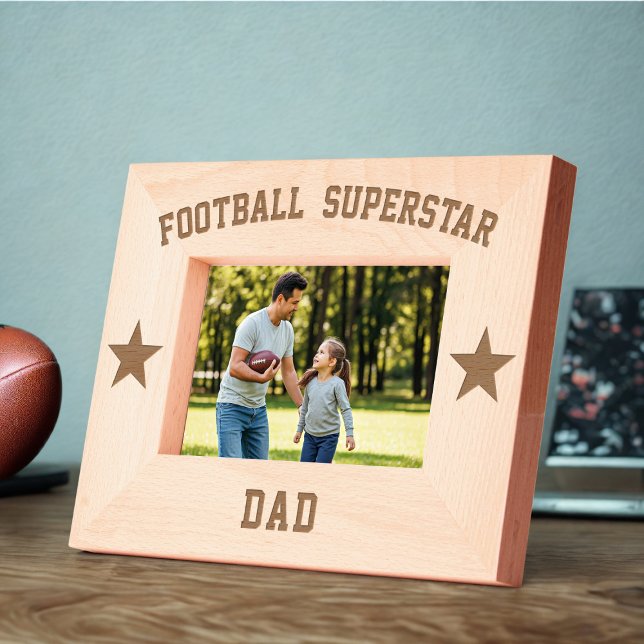 Quadro gravado de madeira Pai Superstar de futebol (Add your Dad's name to this Football Superstar wooden etched frame. Makes a great Father's Day gift)