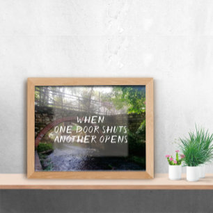 Quando uma porta fecha outra poster de aspas abert