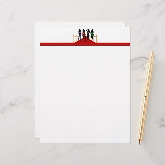 Quatro modelos de moda colocados no tapete vermelh (Frente/Verso In Situ)