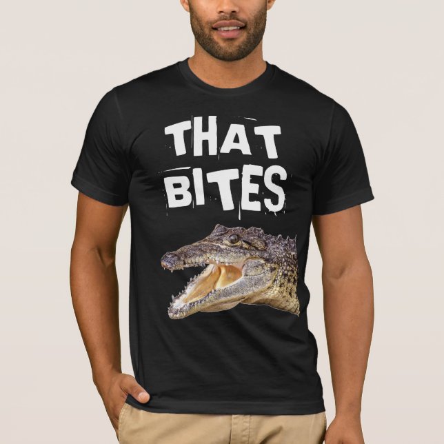 QUE BITES ENGRAÇADOS ALLIGATOR T-Shirts (Frente)