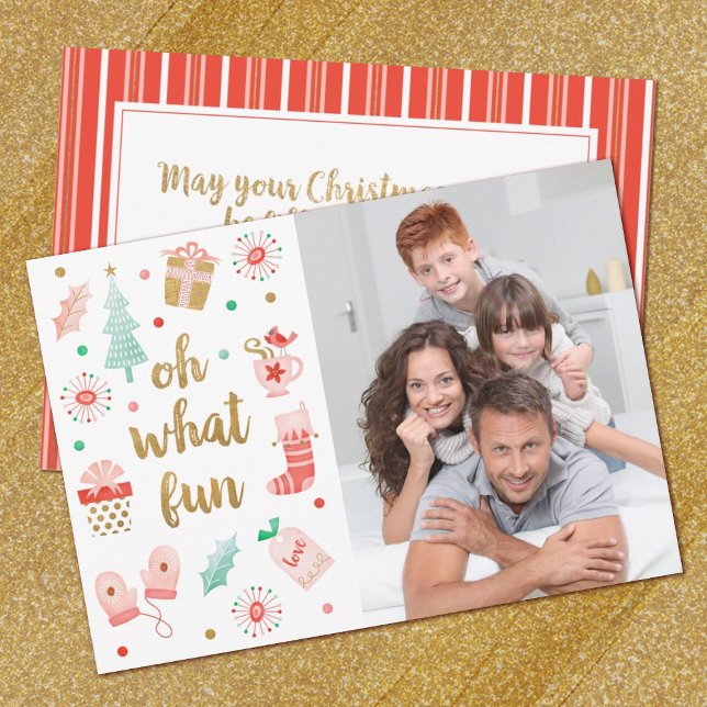 Que Cartões de foto de Natal Divertido Da Família (A cute family photo Christmas Card with the words, Oh What Fun. Personalize a message on the back.)