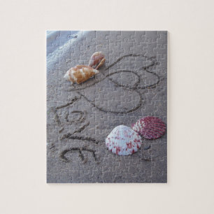 Quebra-cabeça 2 Corações na areia com conchas com amor