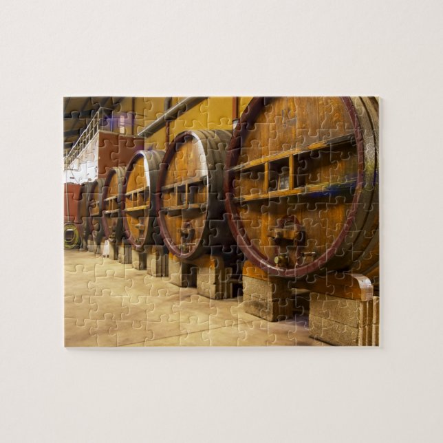 Quebra-cabeça A adega da vinícola com grandes barris de madeira  (Horizontal)