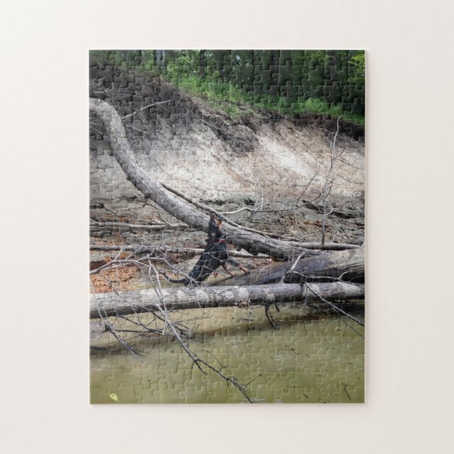 Quebra-cabeça Árvores De Coonhound Negro E Tan No Rio (Vertical)