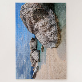 Quebra-cabeça As rochas grandes em Cala Mariolu encalham na ilha