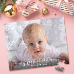 Quebra-cabeça Baby 1rua Script de Natal Snowflake Foto Keepsasas<br><div class="desc">"Meu Primeiro Natal." Um visual lúdico de flocos de neve brancos e tipografia de script manuscrito, sobrepondo a foto de sua escolha, o ajuda a lançar no Natal e Ano Novo. Sinta o calor e a alegria da temporada de festas sempre que você usa este na moda e o moderno...</div>