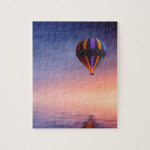 Balão de ar quente sobre o oceano no por do sol