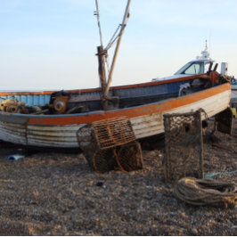 Quebra-cabeça barco velho na praia com potes de lagosta tirados