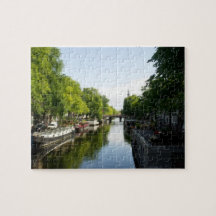 Barcos de casa no canal de Amsterdão