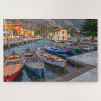 Barcos de pesca no lago de Riva del Garda Itália