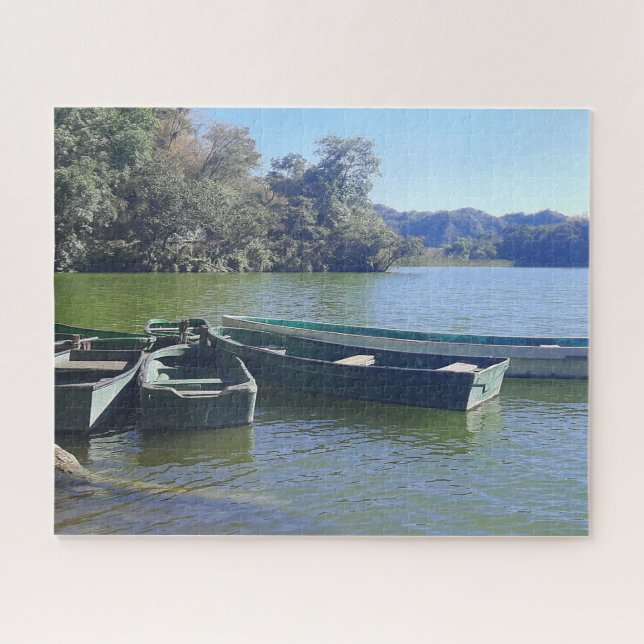 Quebra-cabeça Barcos Pequenos ao Longo de uma Costa Verde (Horizontal)