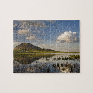 Quebra-cabeça Bear Butte se reflete no lago Bear Butte perto