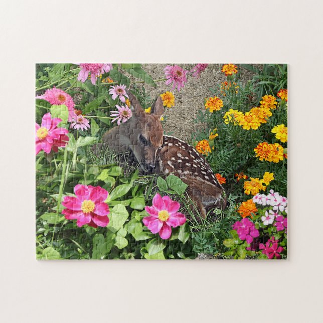 Quebra-cabeça Bebê Deer Descansa Entre Flores em Florestas (Horizontal)