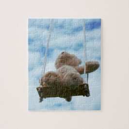 Quebra-cabeça Beertje op schommel met bewolkte blauwe lucht.