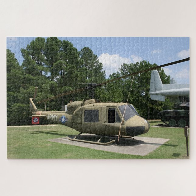 Quebra-cabeça Bell UH-1 Huey - Legendário Helicóptero Militar (Horizontal)