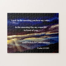 Bíblia Da Manhã Versa Ao Sol Sobre Montanhas