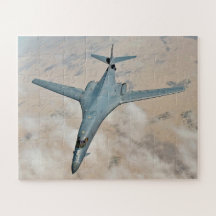 Bombardeiro B-1B em vôo com asas totalmente avança