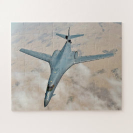 Quebra-cabeça Bombardeiro B-1B em vôo com asas totalmente avança