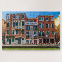 Bonita fachada de um palácio em Veneza, Itália