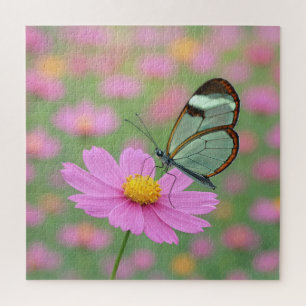 Quebra-cabeça Borboleta de Asa de Vidro em uma Flor de Cosmos