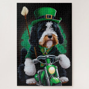 Quebra-cabeça Cachorro Bernedoodle dirigindo Ruas de bicicleta. 
