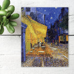 Quebra-cabeça Cafe Terrace na Noite Vincent van Gogh<br><div class="desc">Um quebra-cabeça de belo quebra-cabeça de arte com a pintura a óleo Impressionista Postada por Vincent van Gogh (1853-1890),  Cafe Terrace at Night (1888). Criado em Arles,  França em frente a uma popular cafeteria no Rue Du Palais.</div>