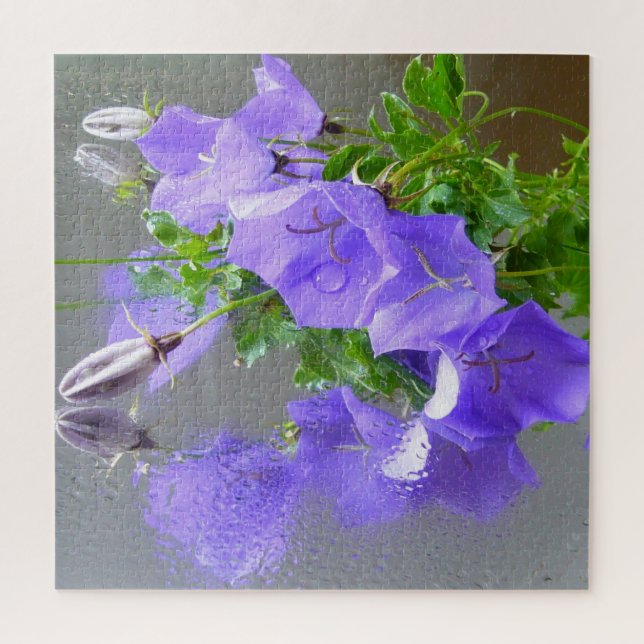 Quebra-cabeça Campanula Azul com Gotas de Chuva e Reflexões (Vertical)