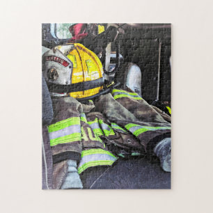 Quebra-cabeça Capacete amarelo do fogo no carro de bombeiros