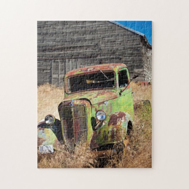 Quebra-cabeça Carro enferrujado em frente a fazenda abandonada (Vertical)