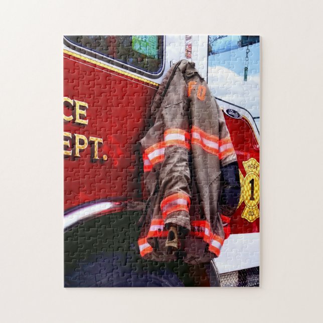 Quebra-cabeça Casaco de Bombeiro no Caminhão de Bombeiros (Vertical)