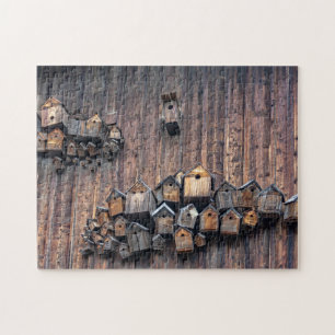 Quebra-cabeça Casas de aves numa parede de madeira, divertidas e
