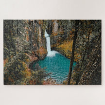 Cascata escondida na floresta