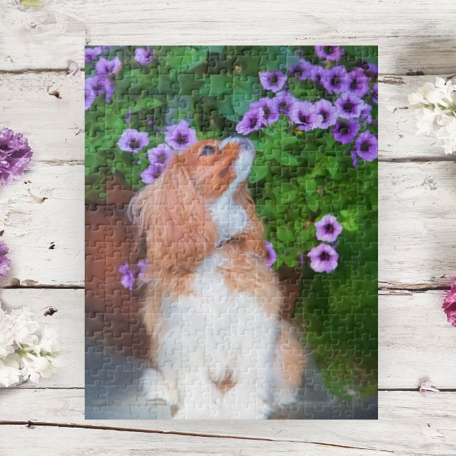 Quebra-cabeça Cavalier King Charles Spaniel cheirando Petúnias (Criador carregado)