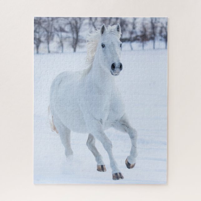 Quebra-cabeça Cavalo Branco Correndo na Neve (Vertical)