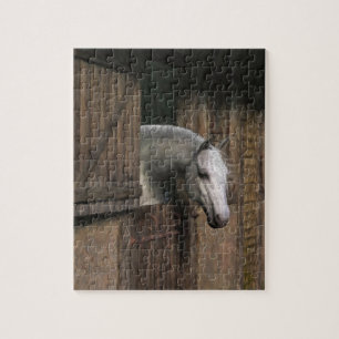Quebra-cabeça Cavalo cinzento na porta estável