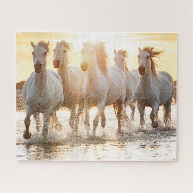Quebra-cabeça Cavalos Brancos na Praia no Sunset (Horizontal)