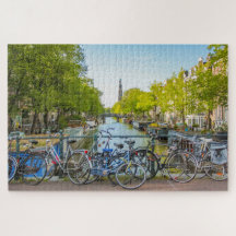 Cena típica de Amsterdã com bicicletas e canal