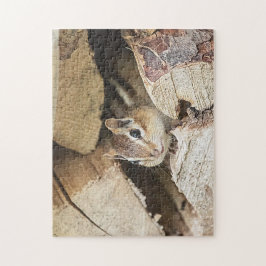 Quebra-cabeça Chipmunk numa pilha de madeira