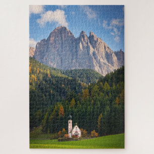 Quebra-cabeça Church in front of Dolomites mountains in Italy