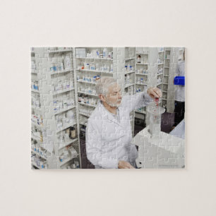 Quebra-cabeça Comprimidos de derramamento do farmacêutico em