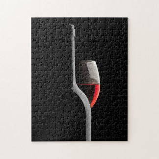 Quebra-cabeça Copo de Vinho Tinto Elegante & Garrafa. Fundo Pret