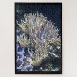 Quebra-cabeça Coral branco pálido vivo na água do oceano escuro
