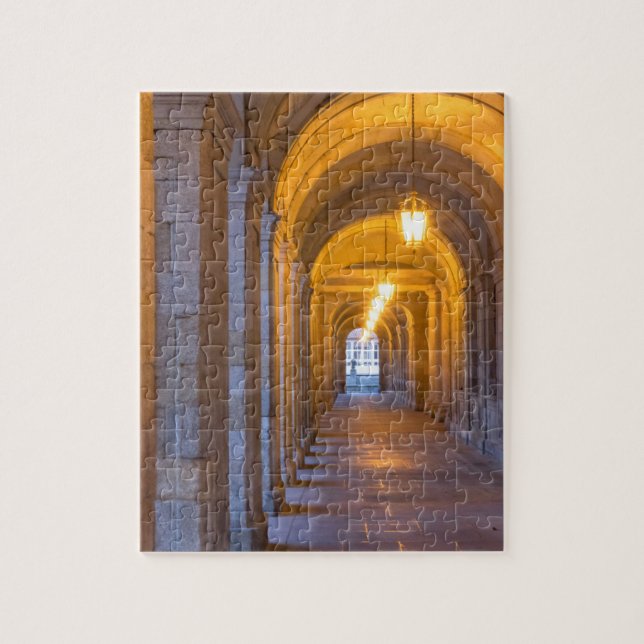 Quebra-cabeça Corredor de pedra iluminado por lâmpada, Espanha (Vertical)
