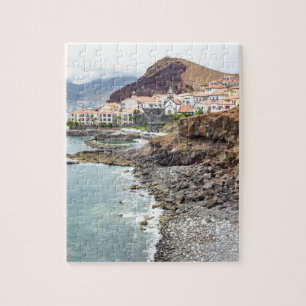 Quebra-cabeça Costa portuguesa com a vila de montanhas da praia