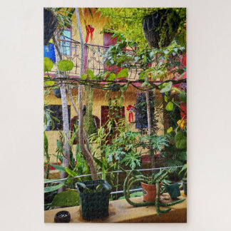 Quebra-cabeça Courtyard Interior with Hanging Plants