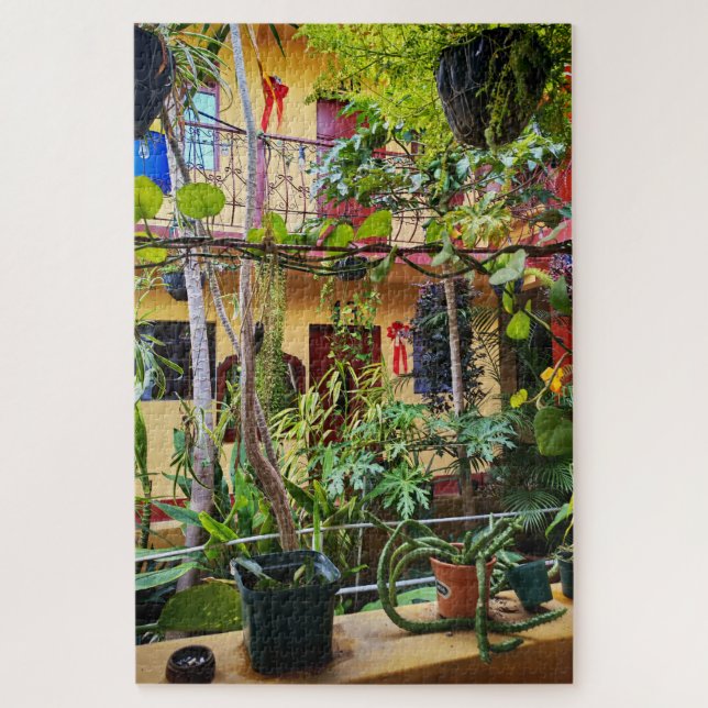 Quebra-cabeça Courtyard Interior with Hanging Plants (Vertical)
