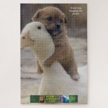 Quebra-cabeça de cão pequeno, abraçando o ganso.