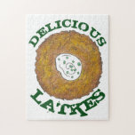 Quebra-cabeça Delicioso Trava Batata Pancakes Hanukkah Cuisine<br><div class="desc">Quebra-cabeça design apresenta um marcador original ilustrativo de uma variedade de saborosas panquecas de batata latente com creme azedo e cebolinhos. Esta ilustração também está disponível em outros produtos. Não vê o que está procurando? Precisa de ajuda para a personalização? Entre em contato com Rebecca para ter algo projetado só...</div>