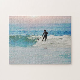 Quebra-cabeça do Surfista na Onda na Praia ao Pôr 