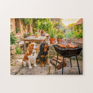 Quebra-cabeça Duo de Spaniel observando salsichas de churrasco n